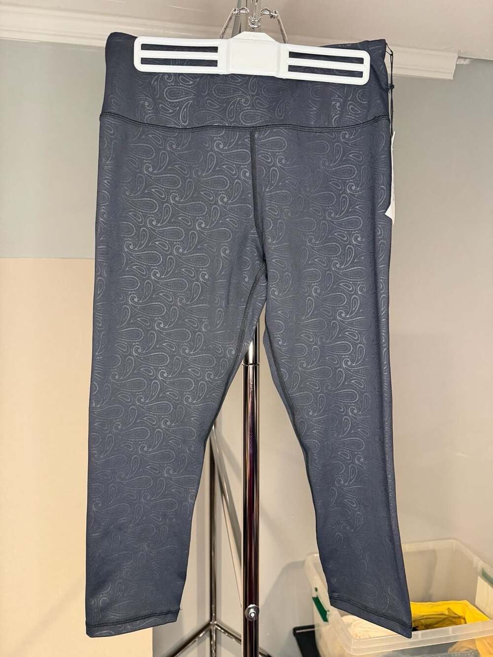 Zyia Active Black Paisley Light n Tight Hi-Rise 20" Capri Leggings